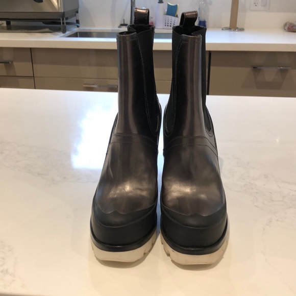 HUNTER/ Black/ Pewter/white Soles/ Size 91/2